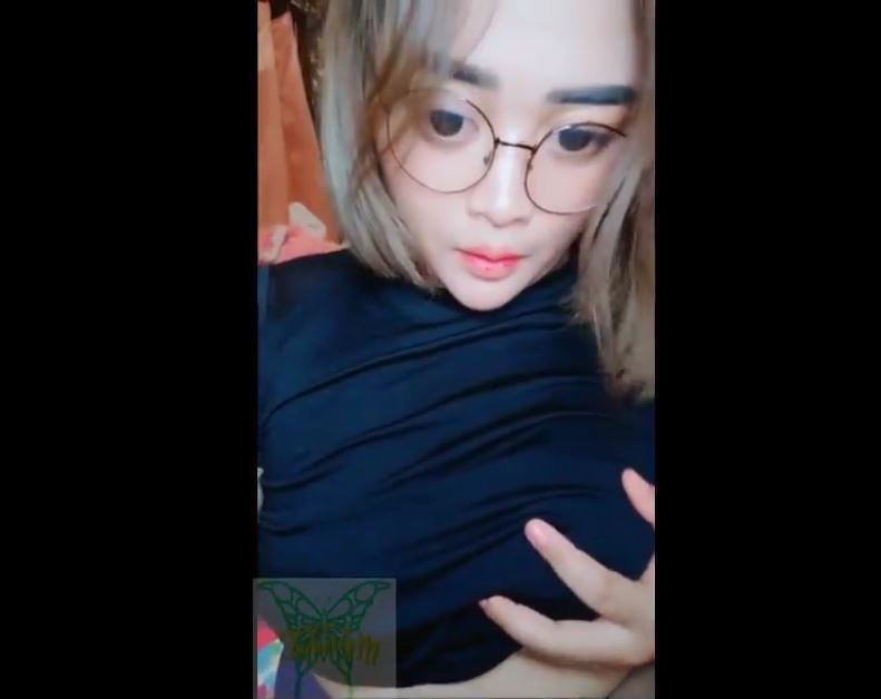 Gadis Cantik Menarinari Di Atas Kasur Bikin Geregetan