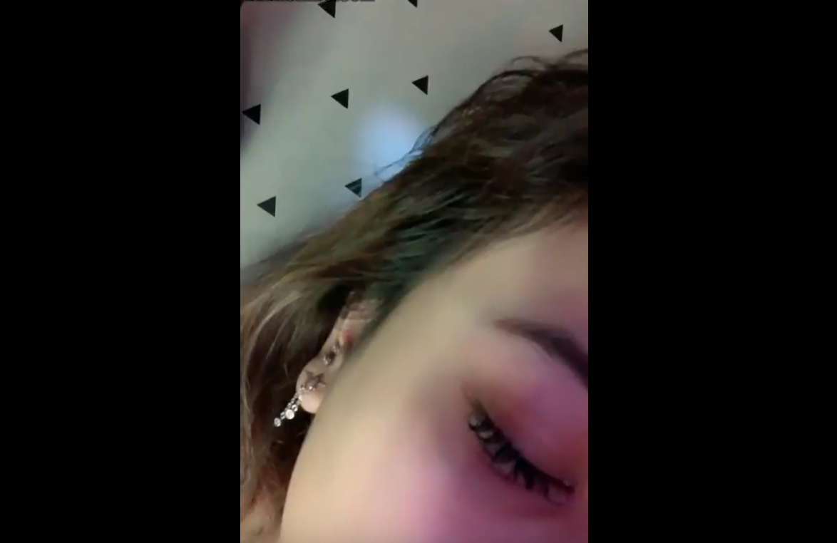 Cewe Cantik Ini Mainin Gudung Yang Mulus Nya Sendiri Sambil Di Live