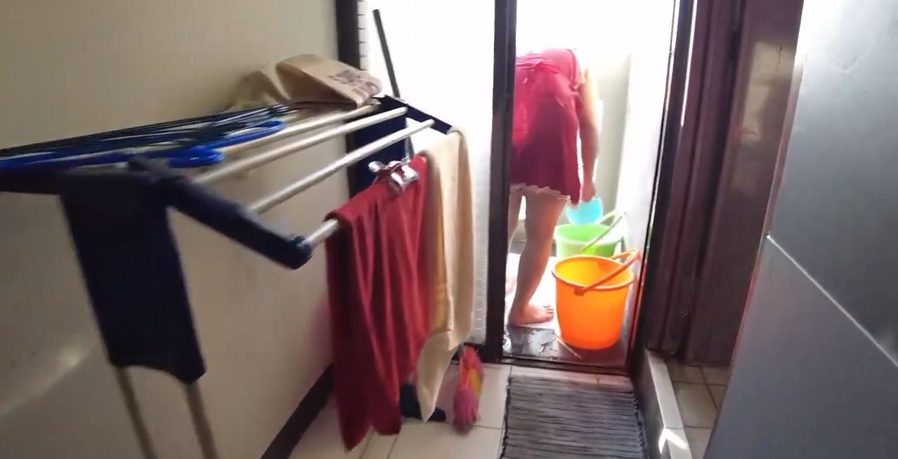 Tante Lagi Asik Nyuci Baju Di Goda Berondong Tampan Di Ajak Asik Asik